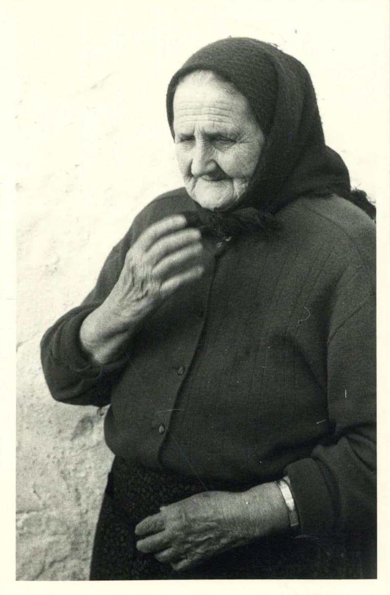 Ráolvasással gyógyító asszony