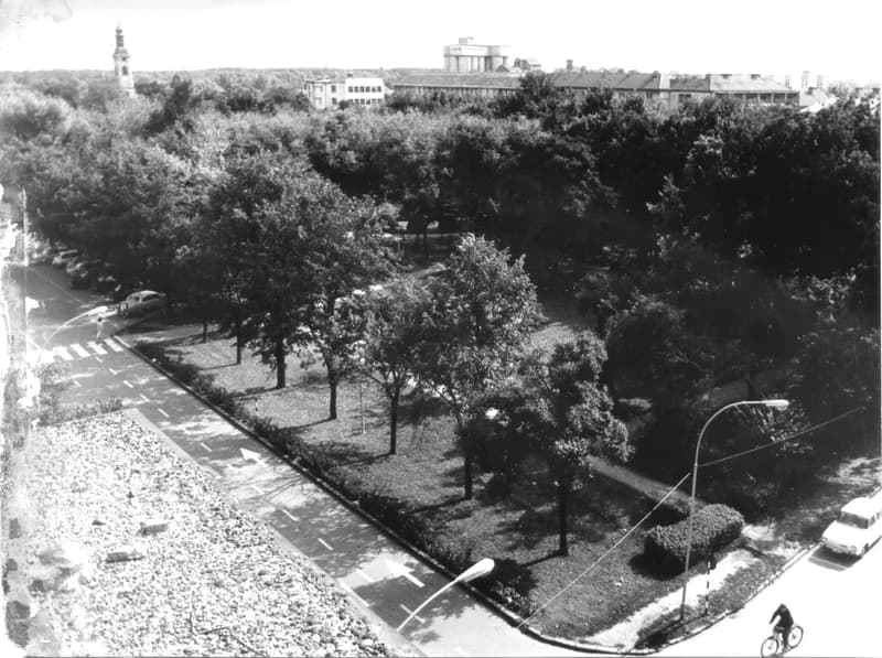 A zentai főtér (lakótömb tetejéről)