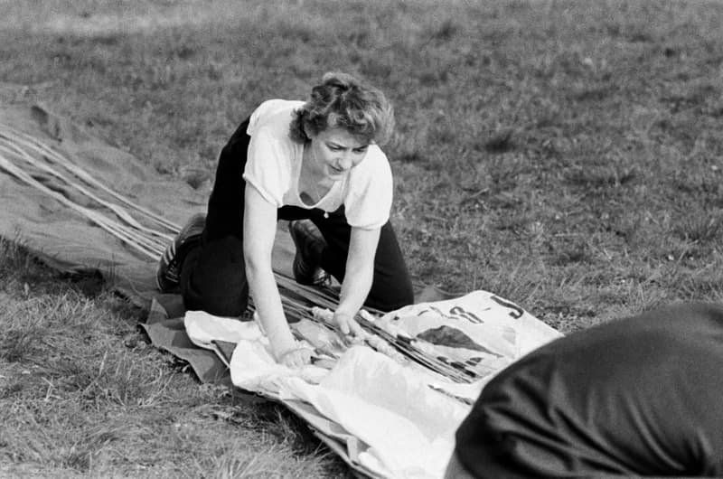 Ejtőernyősök a cseneji reptéren