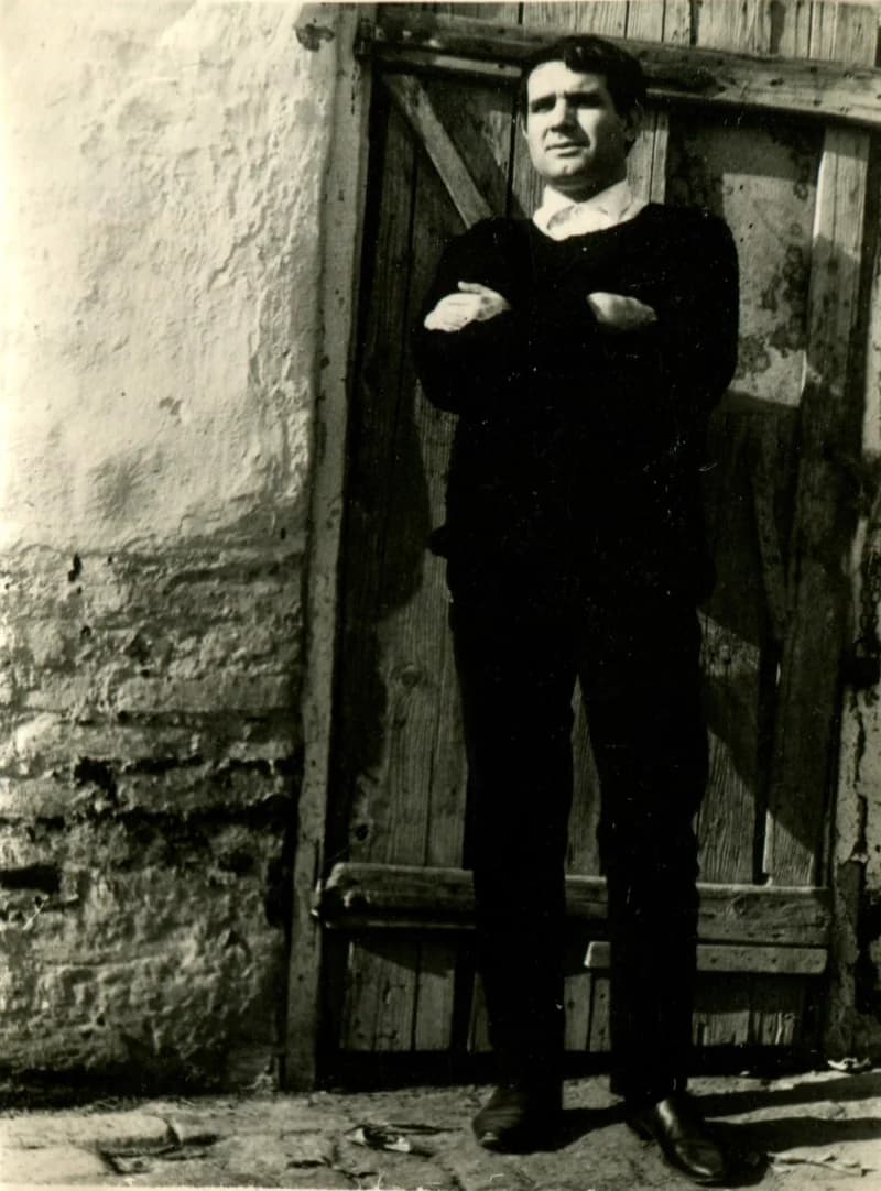 Benes József az stálló ajtóban