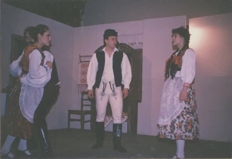 Az egyesület színjátszó csoportja - Tamási Áron: Az Énekesmadár c. színdarab előadása