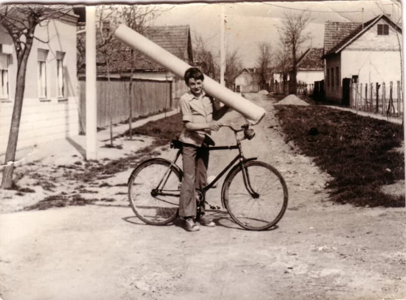 Biciklis fiú  a Bara utcán