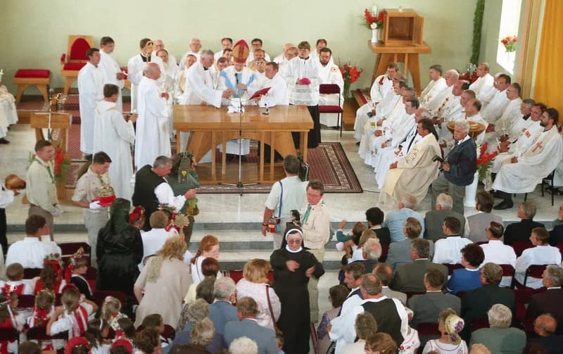 A temerini Lourdes-i Szűz Mária emléktemplom (Lourdes-i Boldogasszony templom)  felszentelési szertartása  és   ez  alkalomból  bemutatott szentmise, 2000. 7. 20,  Csütörtök