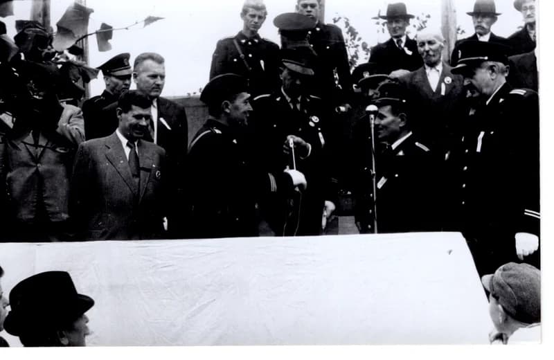 Az emlékzászló átadása