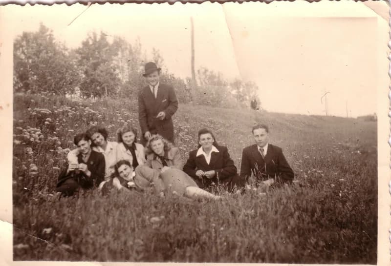 Fiatalok a töltésoldalon