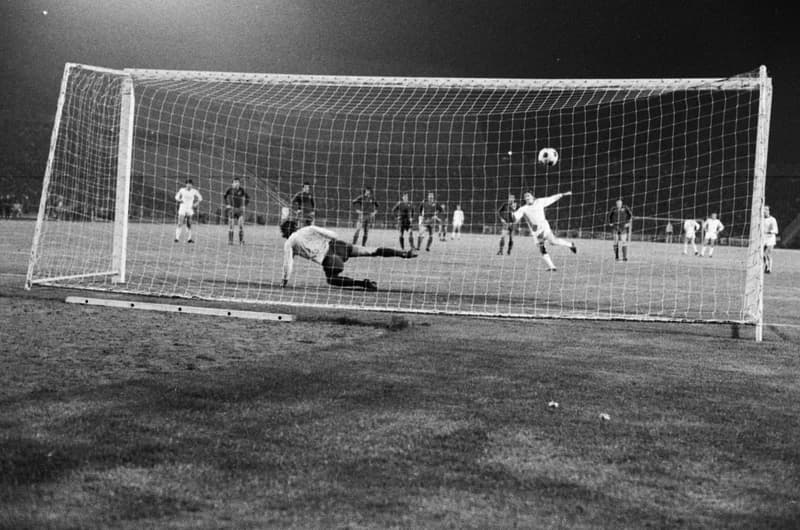 Futbalmeccsek : Újpest Dózsa-Honvéd 3:2; FTC-Vasas 1:1