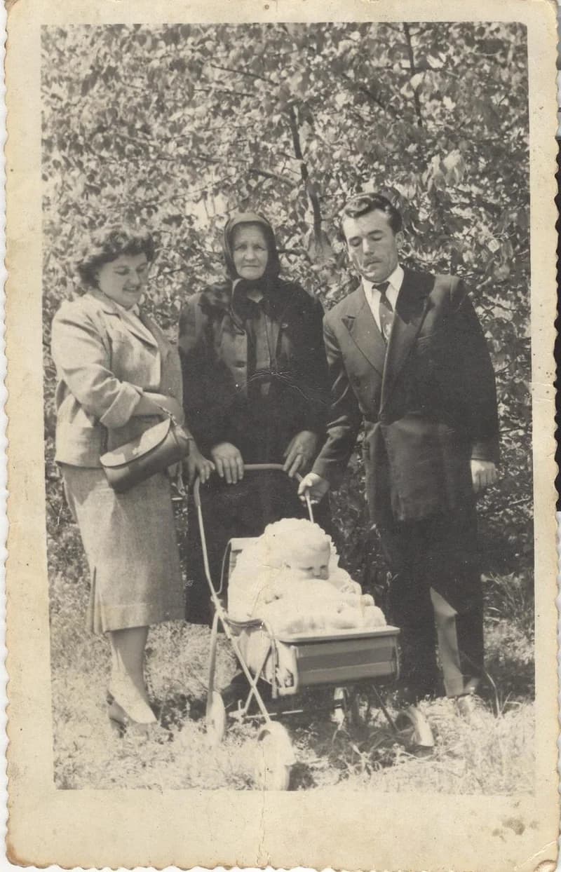 Család babakocsival