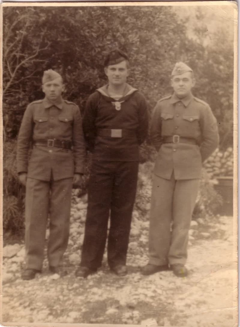 Sörös István katonatársaival