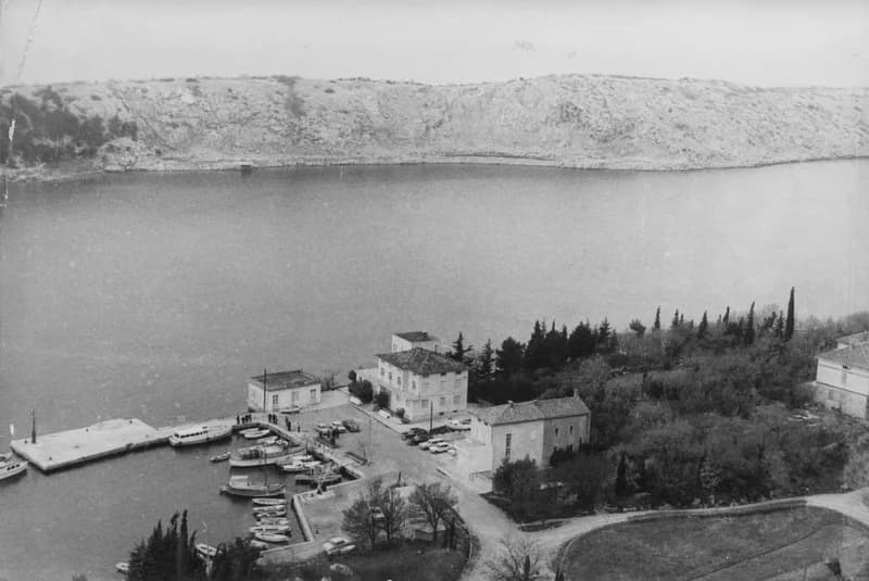 Az omišalji öböl kikötője