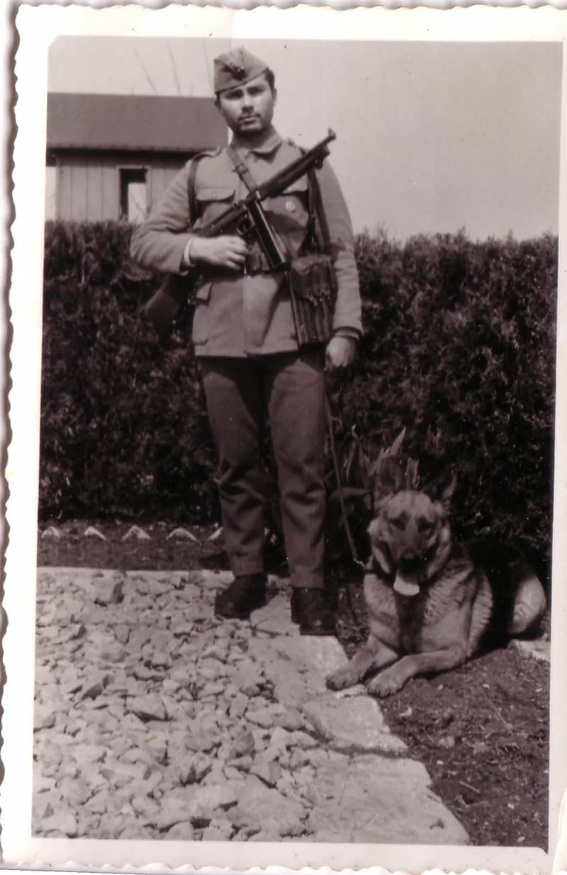 Katona a kutyájával