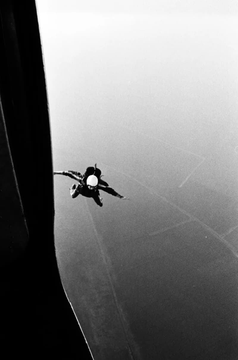 Ejtőernyősök a cseneji reptéren