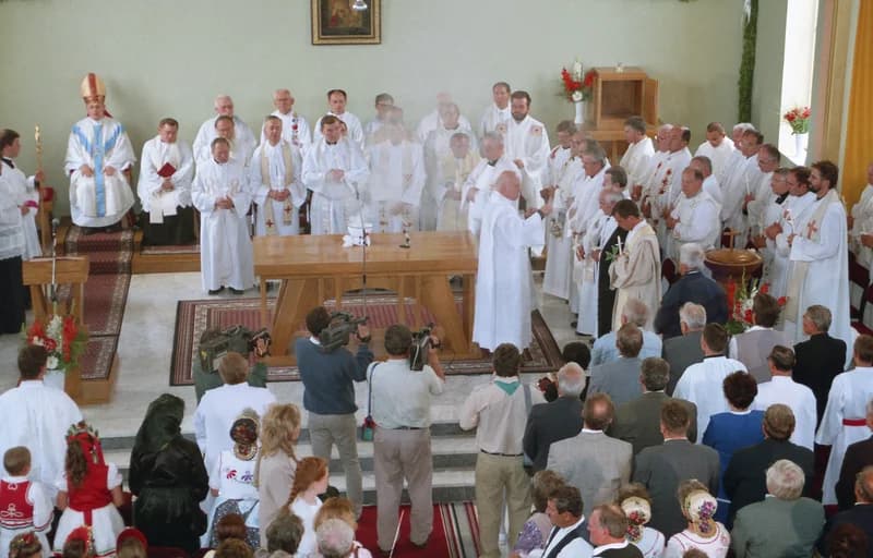 A temerini Lourdes-i Szűz Mária emléktemplom (Lourdes-i Boldogasszony templom)  felszentelési szertartása  és   ez  alkalomból  bemutatott szentmise, 2000. 7. 20,  Csütörtök