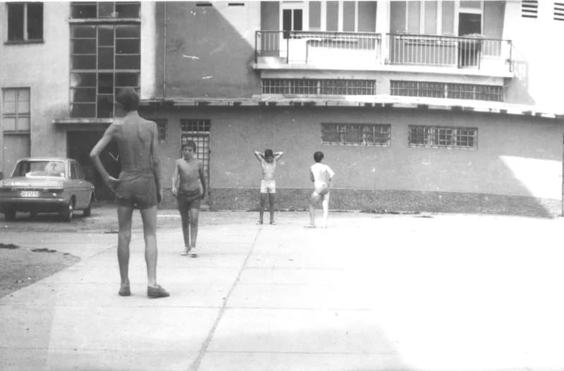 Játszó gyermekek a Mignon cukrászda mögötti lakótömb udvarán