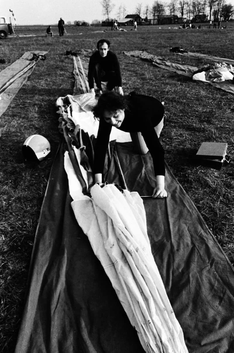 Ejtőernyősök a cseneji reptéren