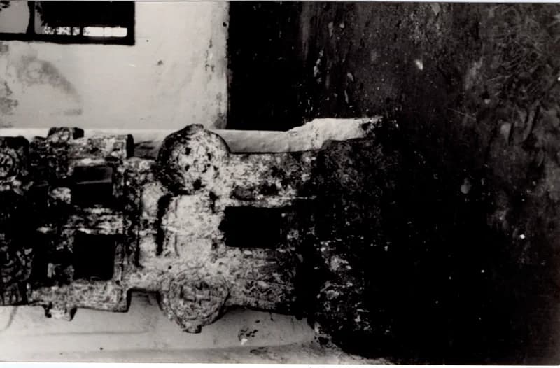 Emlékmű a templom mellett