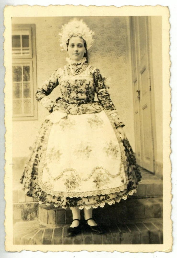 Lakodalmi díszbe öltözött halottvivő lány