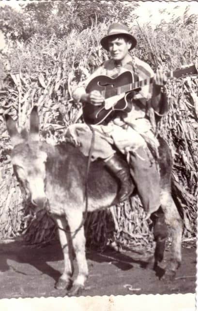 Gitárral az öszvéren