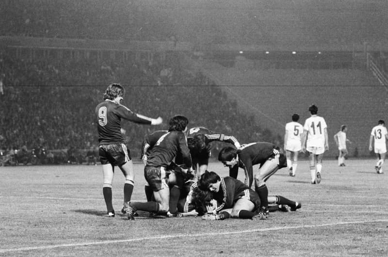 Futbalmeccsek : Újpest Dózsa-Honvéd 3:2; FTC-Vasas 1:1