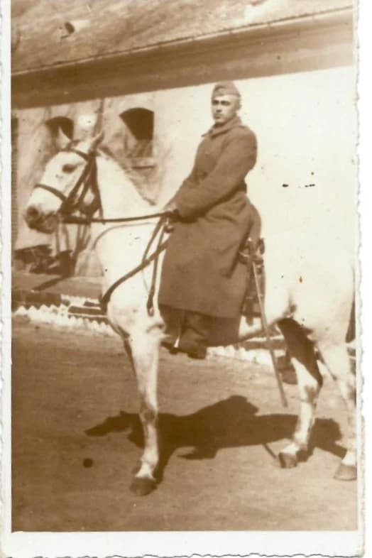 Varga József katona lóháton