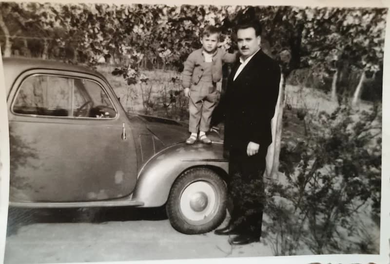 Sánta Zoltán és ifj. Sánta Zoltán egy Opel Olympia mellett