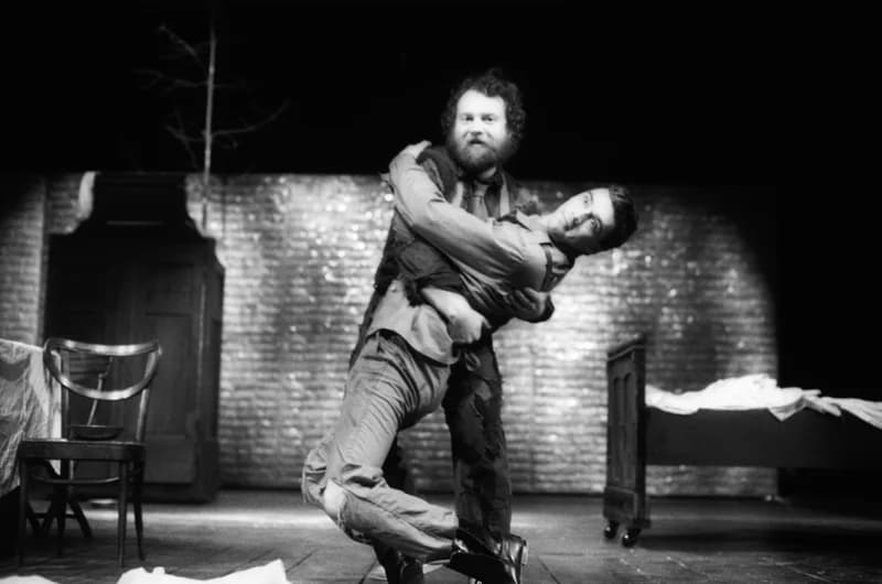 Mrozek: Ház a határon