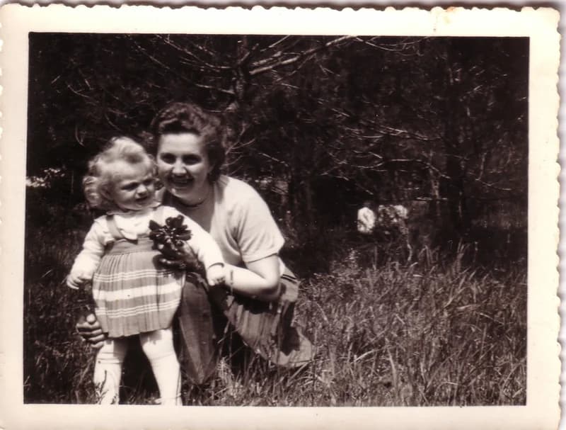 Kislány anyukájával