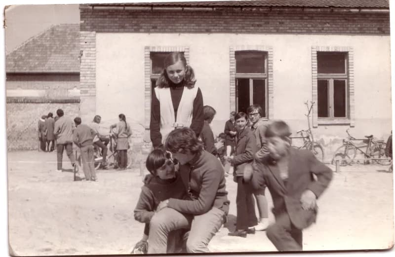 Diákok az iskolaudvaron