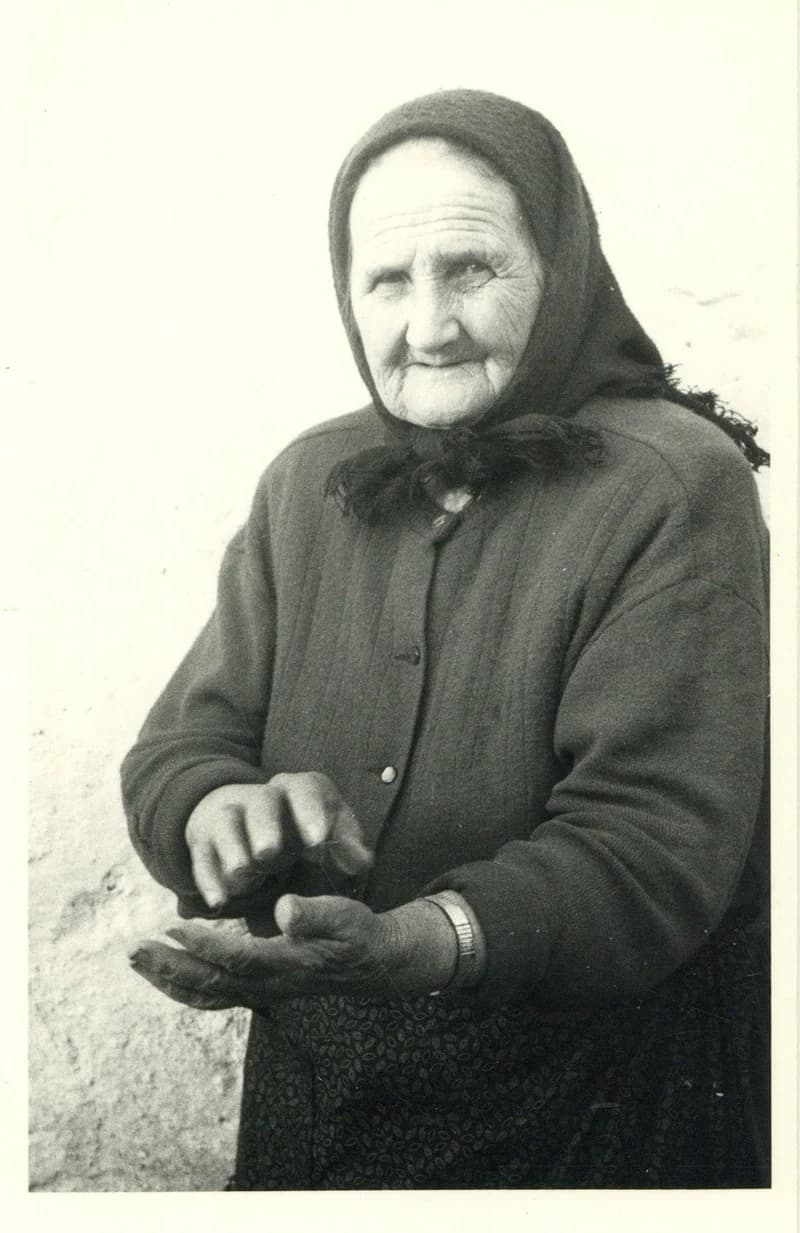 Ráolvasással gyógyító asszony