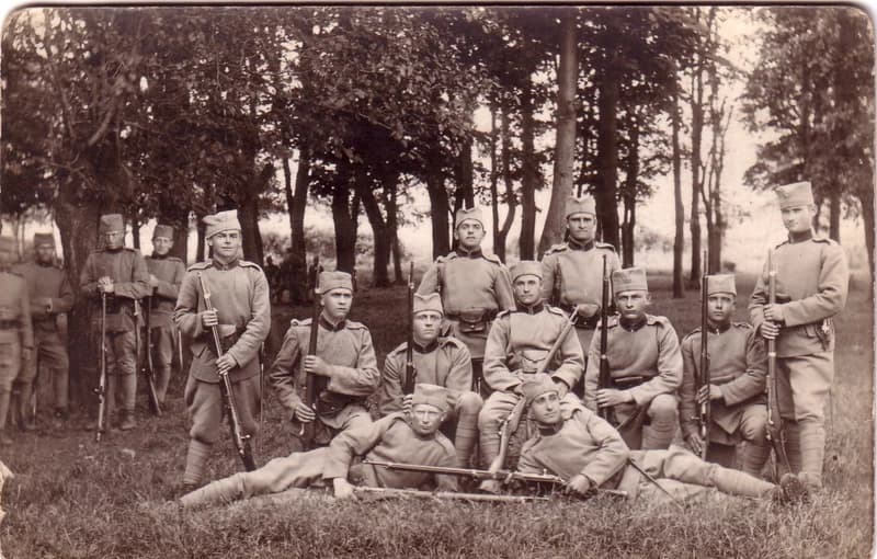 Faragó Károly  katonatársaival