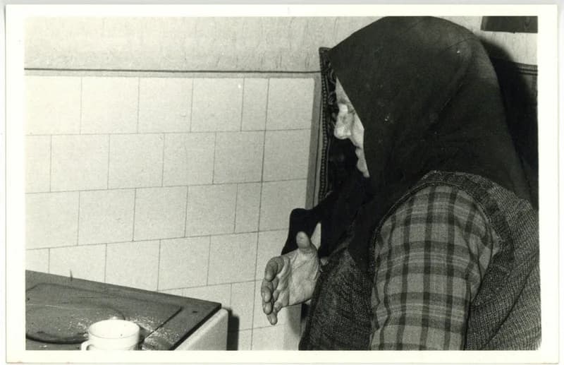 Szenesvízzel gyógyító asszony