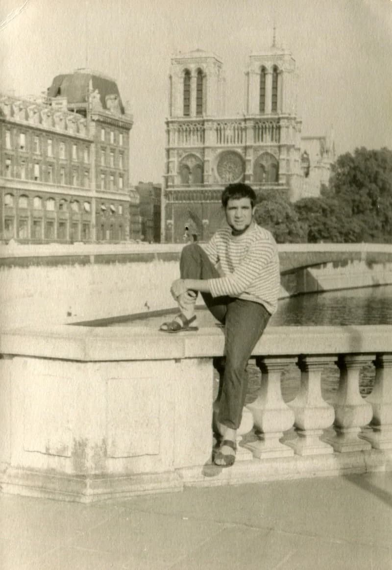 Benes József a párizsi Notre-Dame előtt