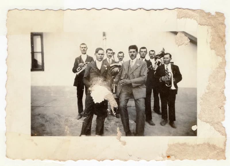 Férfiak fúvószenekarral