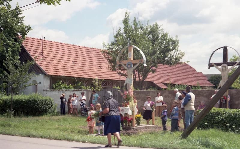 A temerini Tájház előtt álló, felújított Naszvagyi-kereszt felszentelése, 1997. júliusban