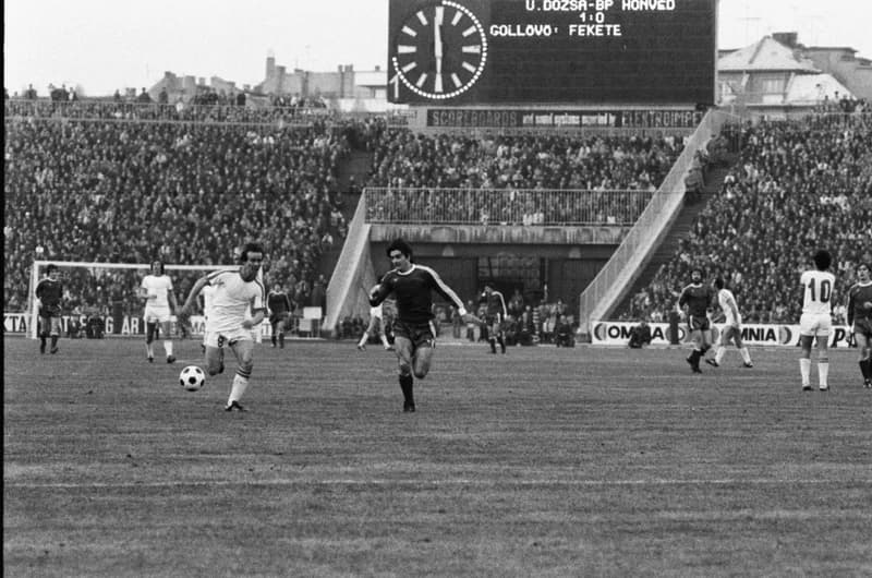 Futbalmeccsek : Újpest Dózsa-Honvéd 3:2; FTC-Vasas 1:1