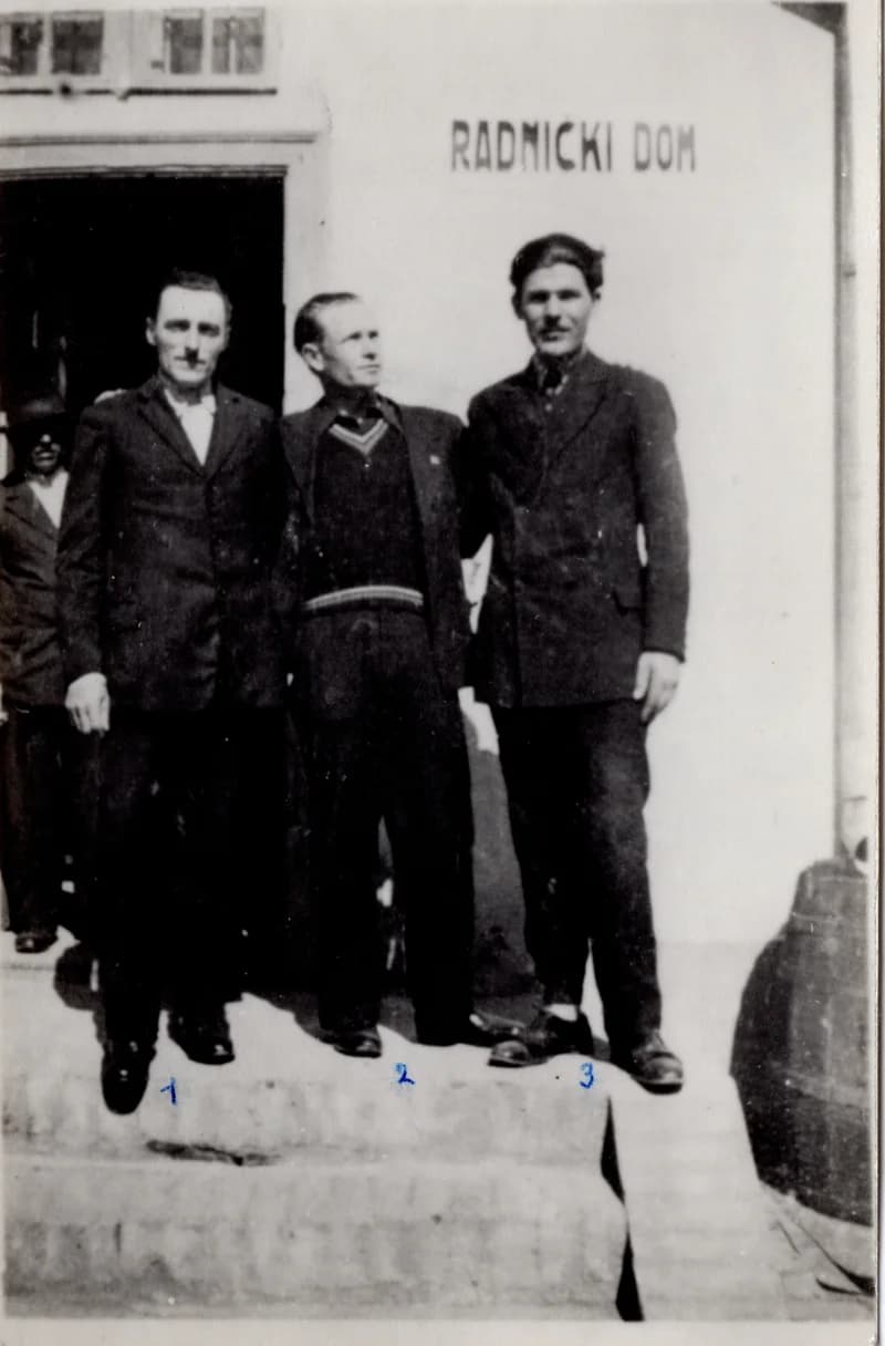 Csoport a Munkásotthon előtt (1938/39)