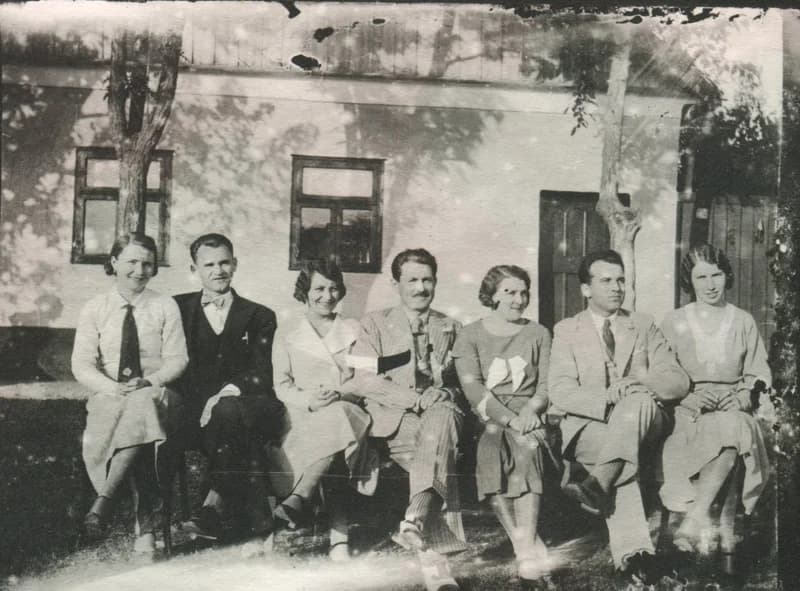 Csoportkép ház előtt