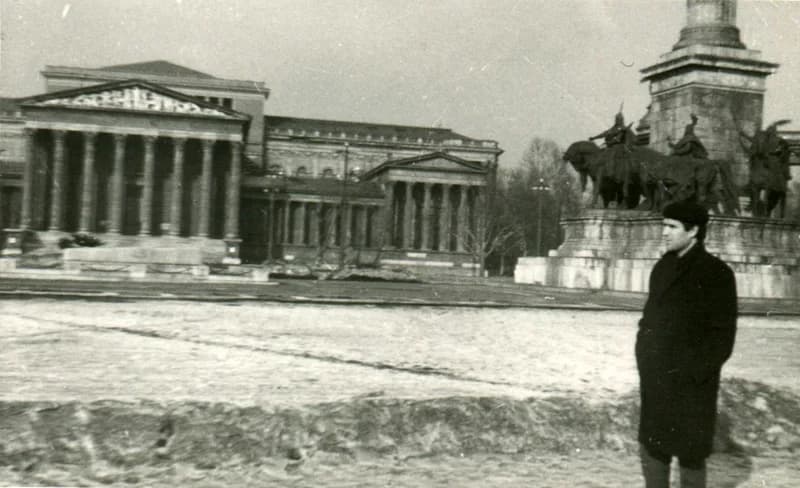 Benes József a Hősök terén