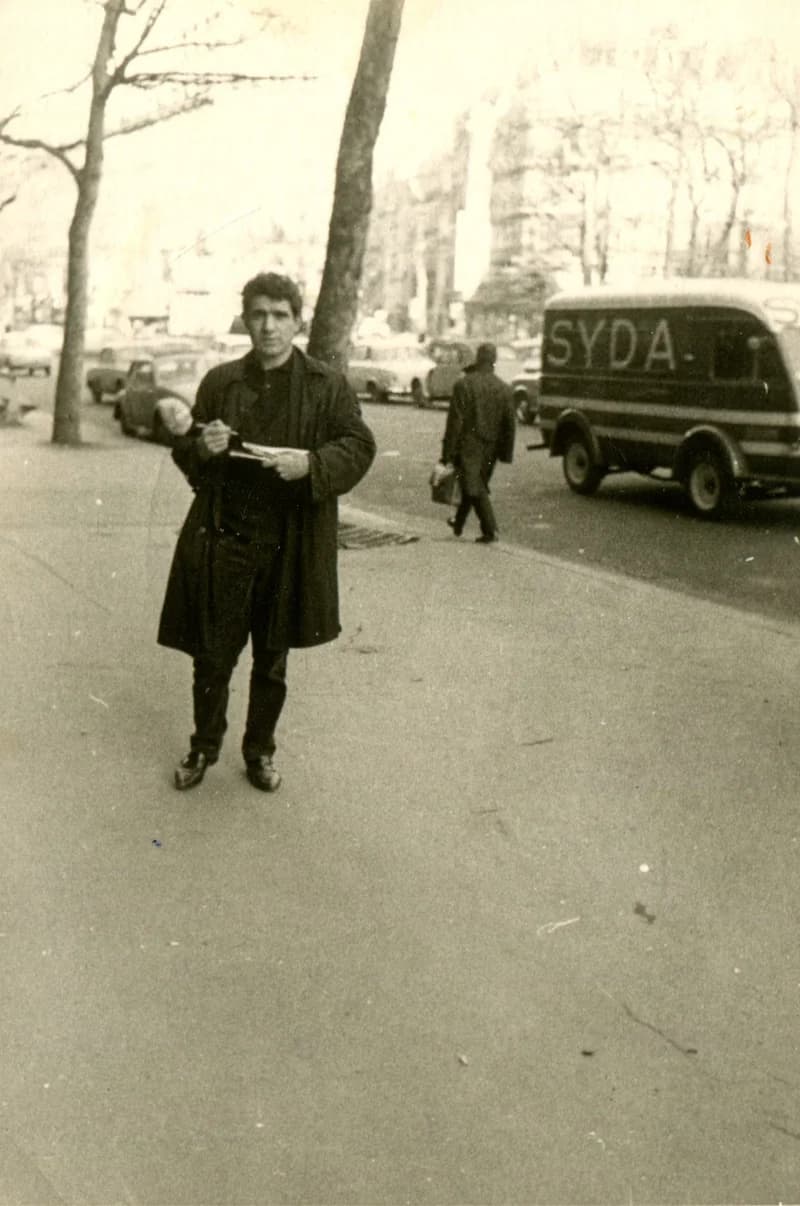 Benes József vázlatkészítés közben a Boluevard St. Mitchel-en