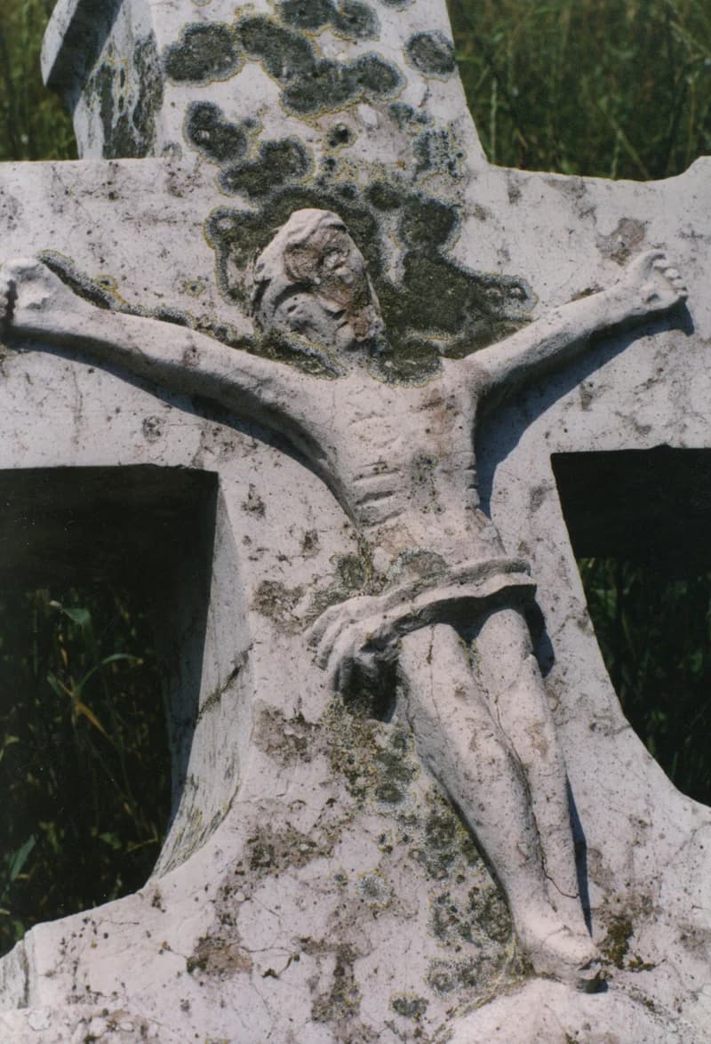 Krisztus a kereszten a becsei temetőben