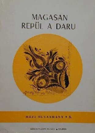 Magasan repül a daru