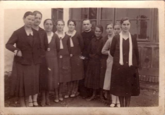 Énekes lányok Fábry Jenő káplánnal