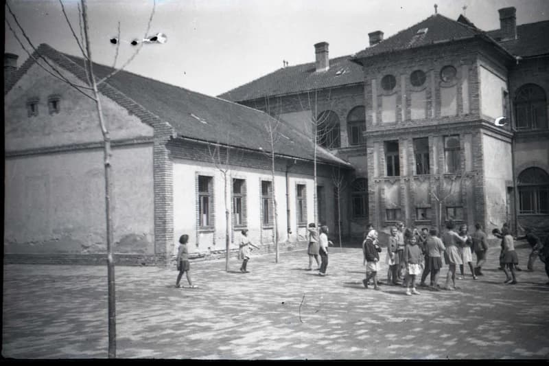 Órák közötti szünetben