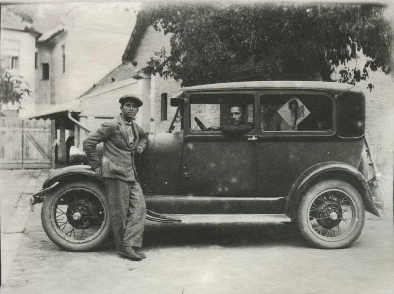 Pózolás autó mellett