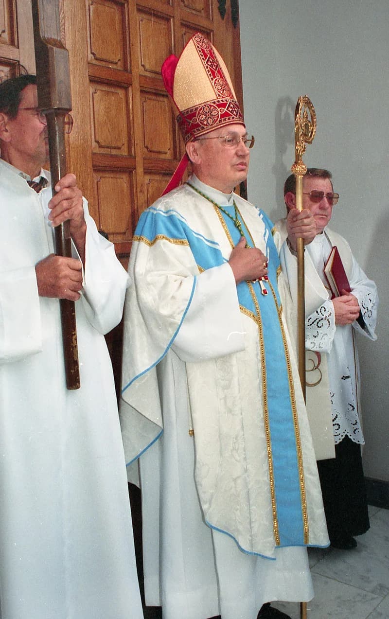 A temerini Lourdes-i Szűz Mária emléktemplom előtti események a felszentelés előtti pillanatokban