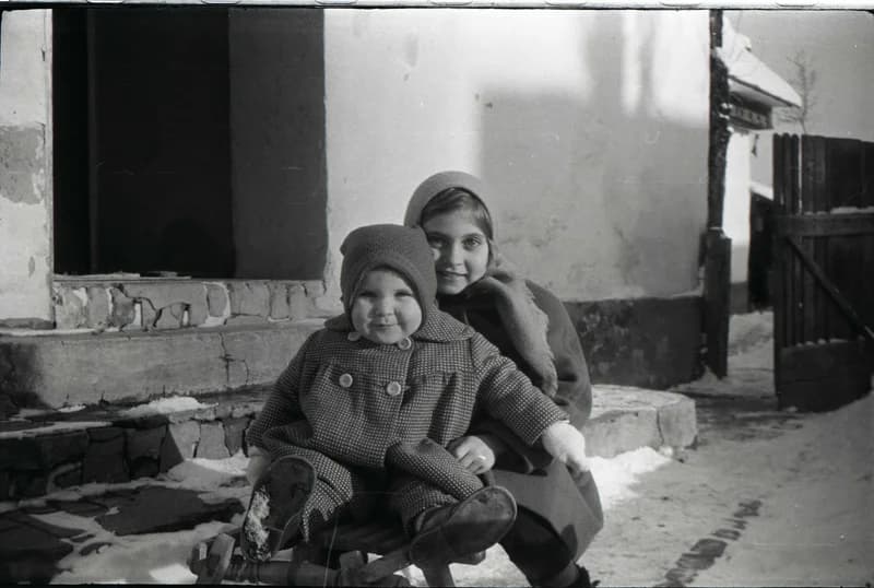 Testvérek a szánkón