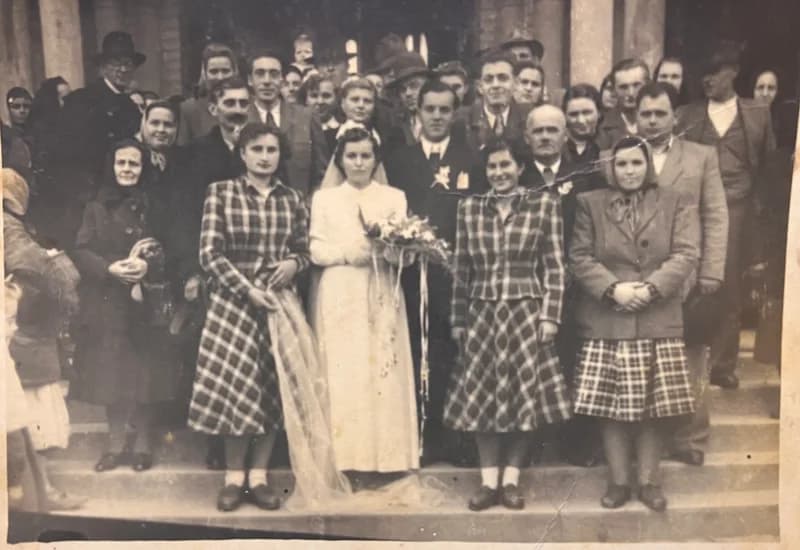 Csantavéri templom előtti esküvői fotó