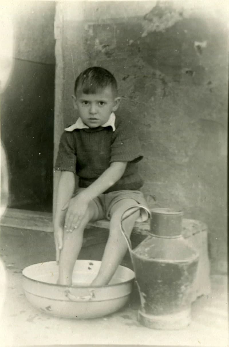 Benes László lábat mos