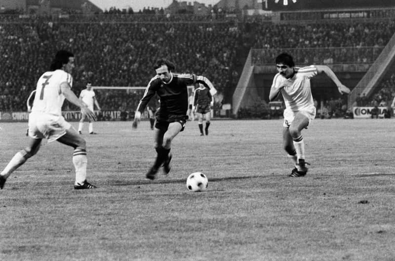 Futbalmeccsek : Újpest Dózsa-Honvéd 3:2; FTC-Vasas 1:1