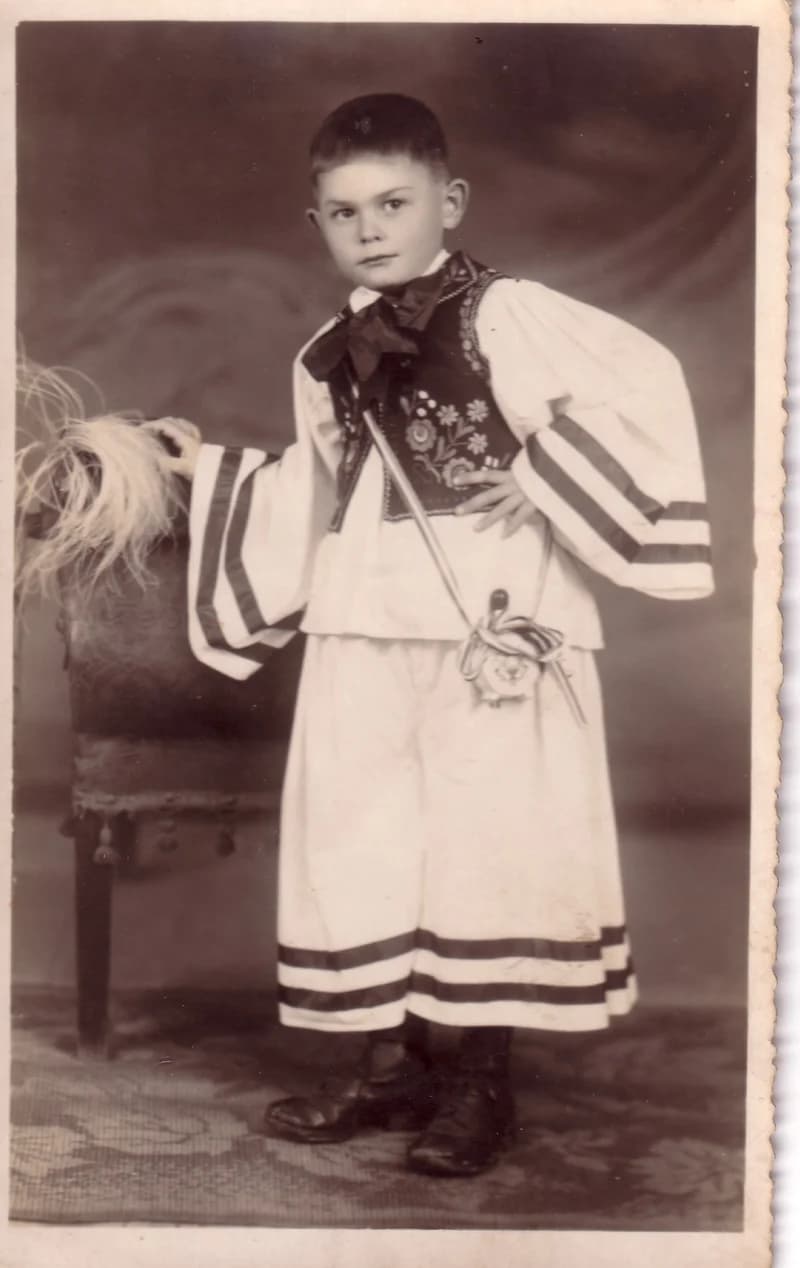 Fiú magyaros ruhában