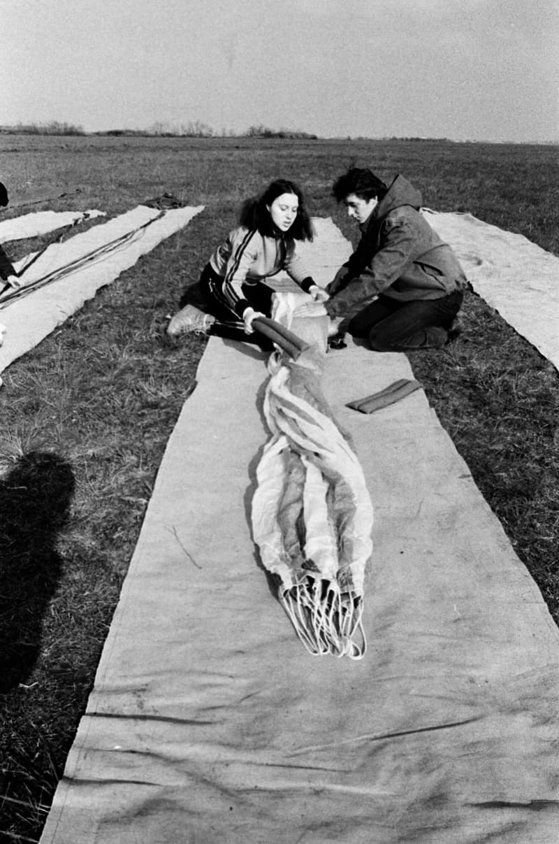 Ejtőernyősök a cseneji reptéren